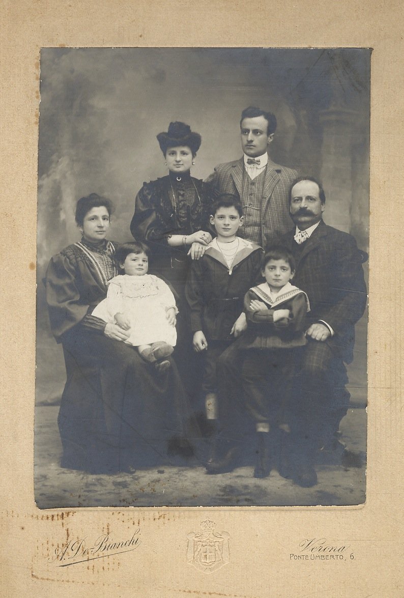 Gruppo di famiglia. Fotografia originale applicata su cartoncino intestato; formato …