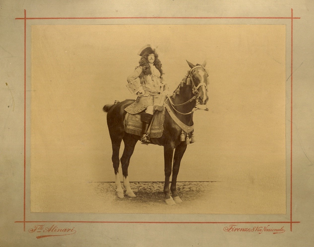 Personaggio a cavallo in costume da Luigi XIV.