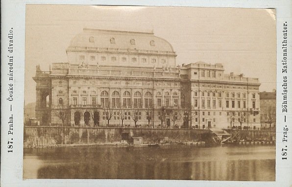 Prag. Böhmisches Nationaltheater. Piccola fotografia originale applicata su cartoncino; formato …