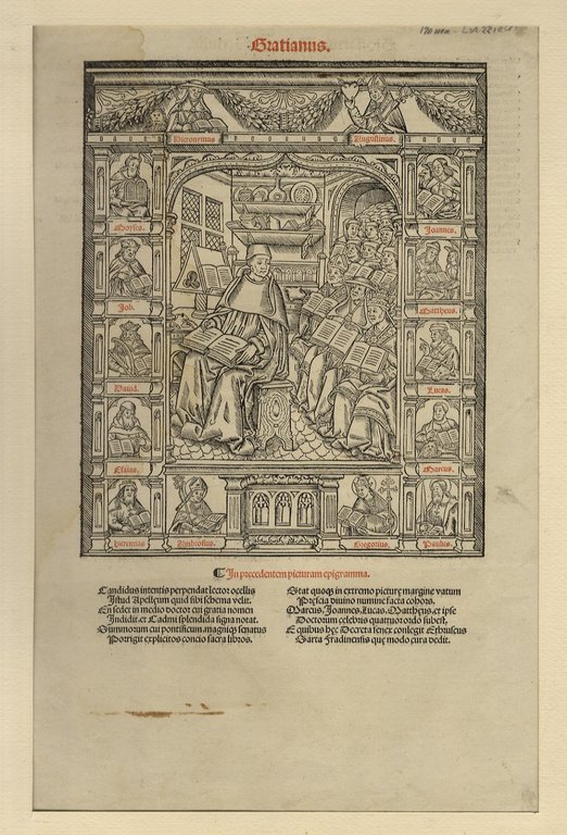 Raffigurazione di Graziano nel suo studio, con discepoli e autorità ecclesiastiche, intenti alla lettura; inquadrata da cornice composta da ritratti di profeti e padri della Chiesa. Sotto alla figura un epigramma a stampa, su due colonne, di 6 linee di testo ciascuna.