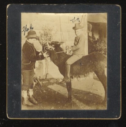 [Ritratto di due bambini con asinello].