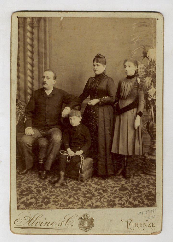 Ritratto fotografico d'un gruppo di famiglia con bambini.