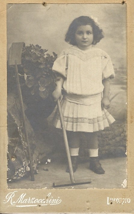 Ritratto fotografico d'una bambina, applicato su cartoncino intestato; formato mm. …