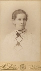 Ritratto fotografico di donna, formato mm. 58x86, applicato su cartoncino …