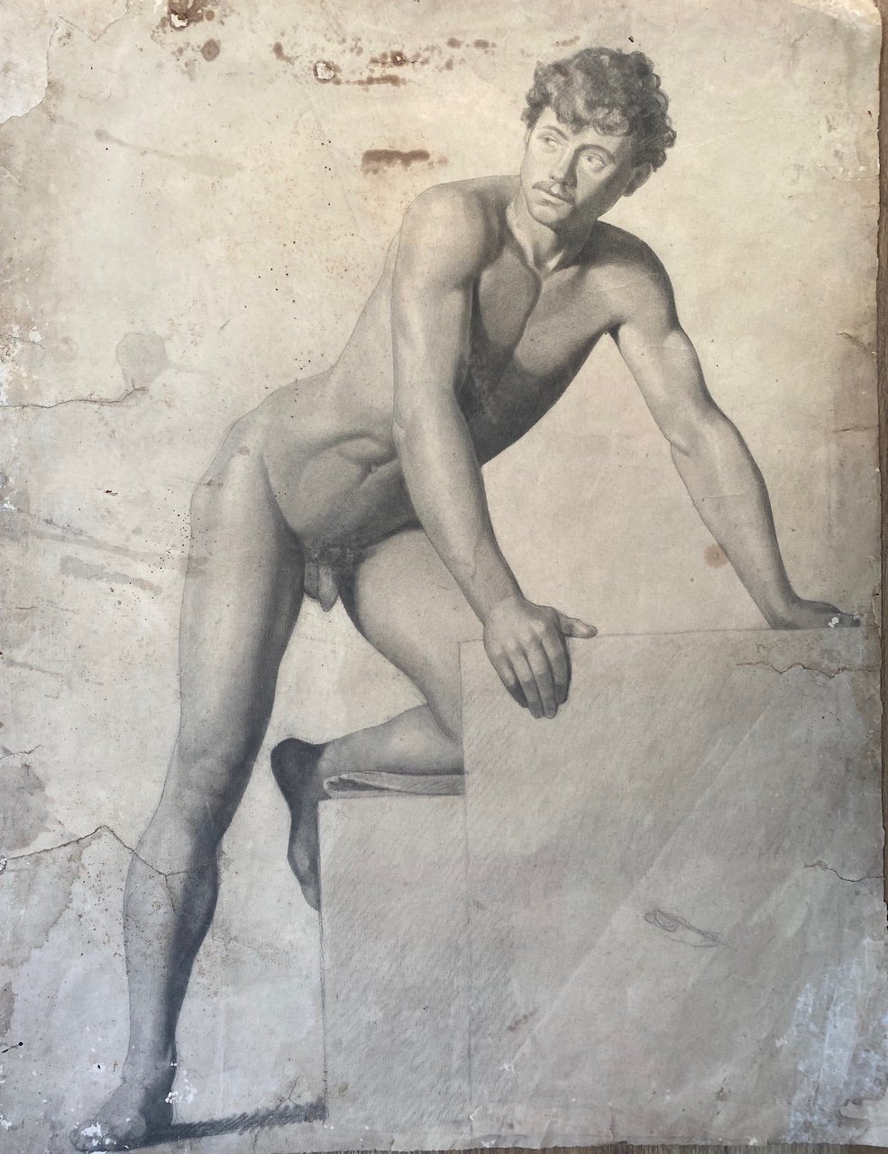 [UOMO nudo a figura intera,leggermente piegato in avanti con le … | Immagine principale