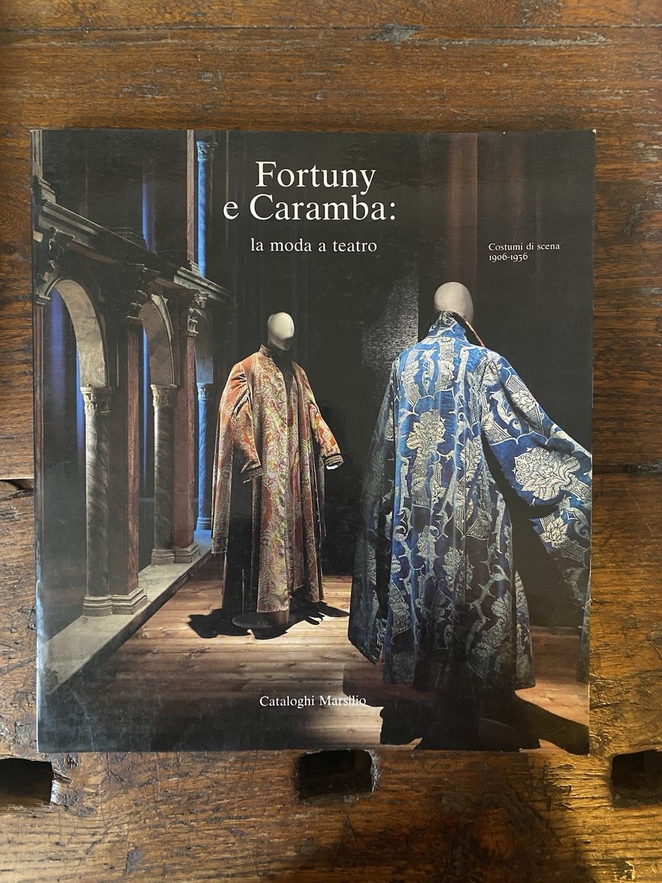 AA.VV. Fortuny e Caramba: la moda a teatro Venezia Marsilio …
