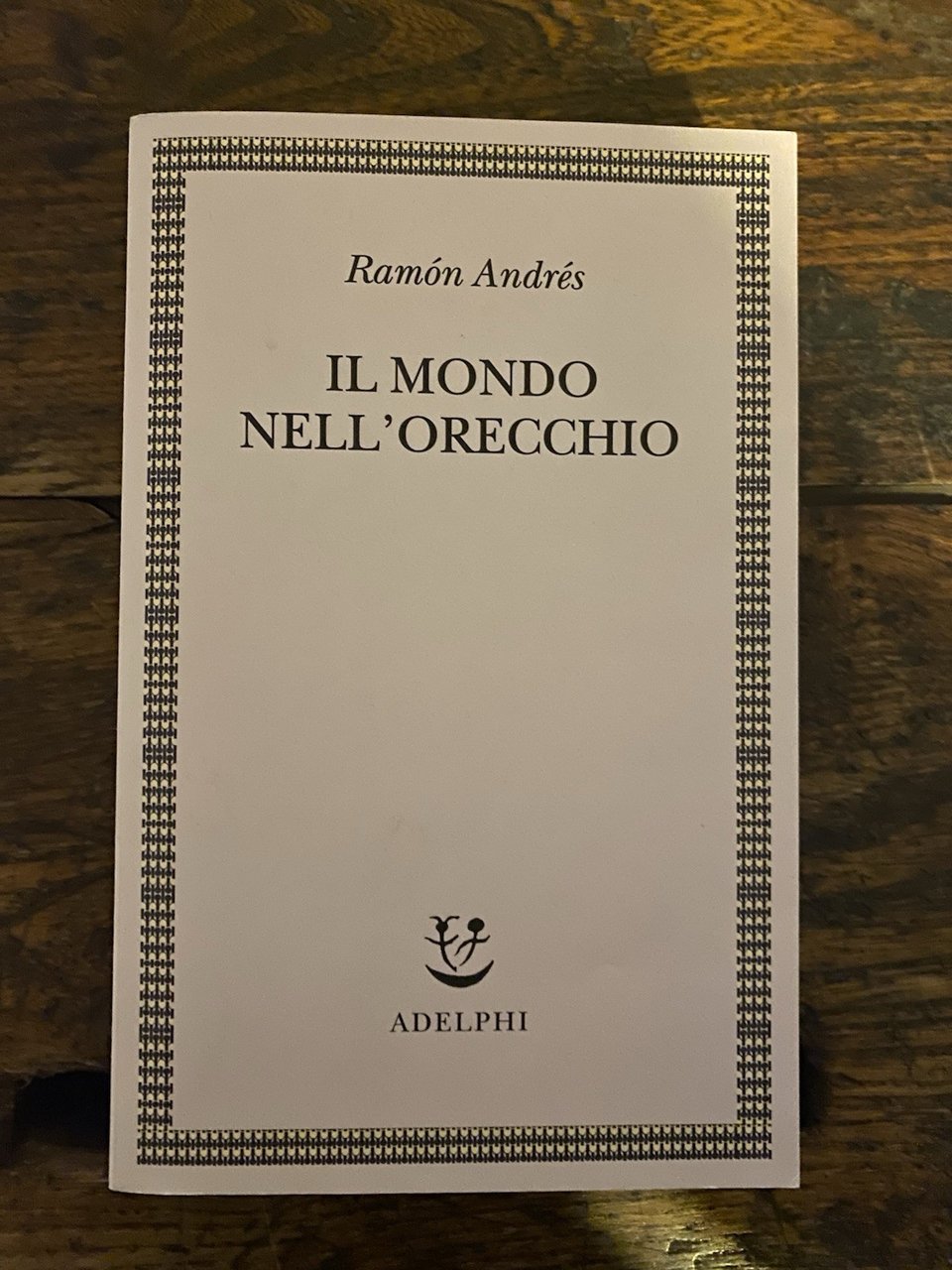Andrés Ramon Il mondo nell'orecchio Milano Adelphi 2021