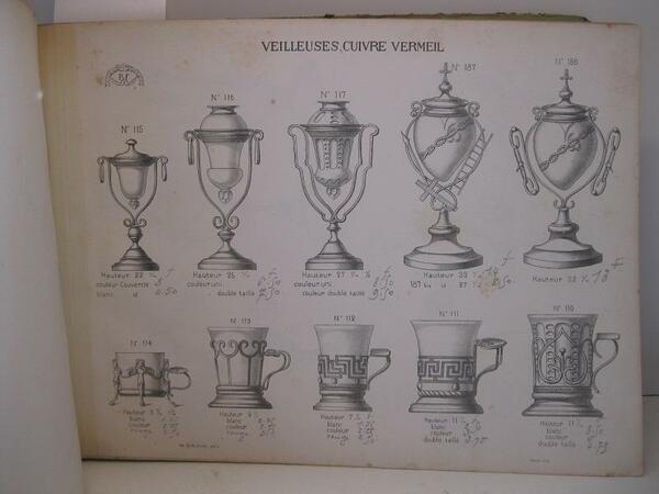 Raccolta di 94 tavole incise in litografia raffiguranti vasellame, portacandele, …