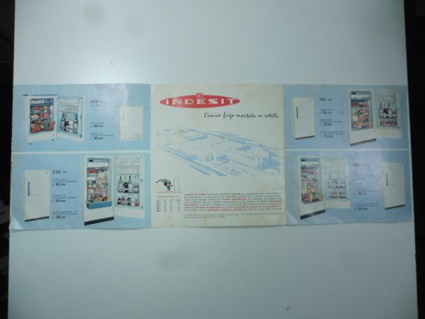 Indesit. L'unico frigo montato su rotelle. (Pieghevole pubblicitario)