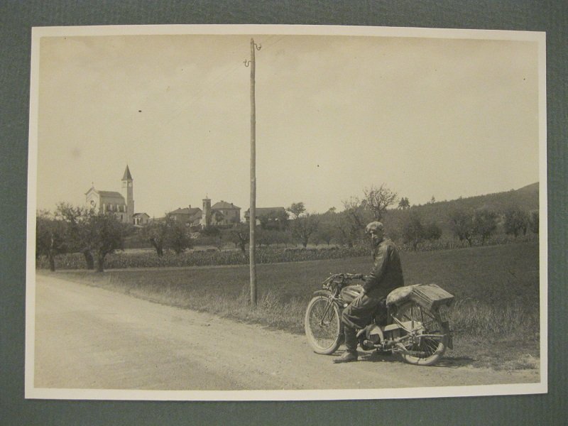 Alte Langhe. Strada del Colle del Giovo nella valle dell'Erro. …