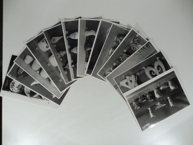 Insieme di 12 fotografie originali raffiguranti ceramiche della manifattura C.A.S.A. …