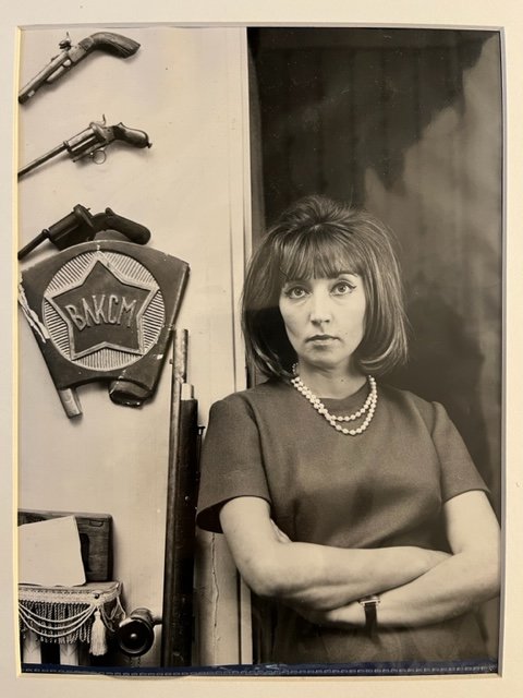 Oriana Fallaci fotografata nella sua abitazione