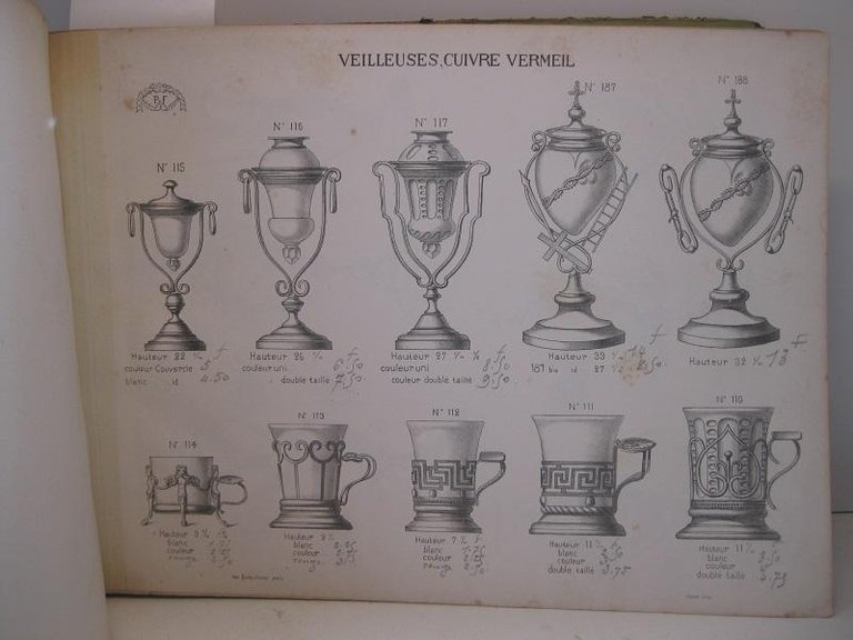 Raccolta di 94 tavole incise in litografia raffiguranti vasellame, portacandele, …