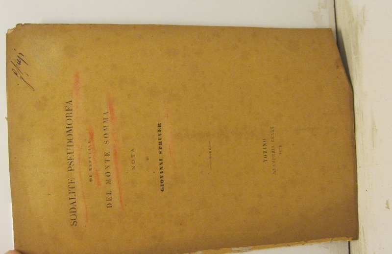 Sodalite pseudomorfa di Nefelina del Monte Somma