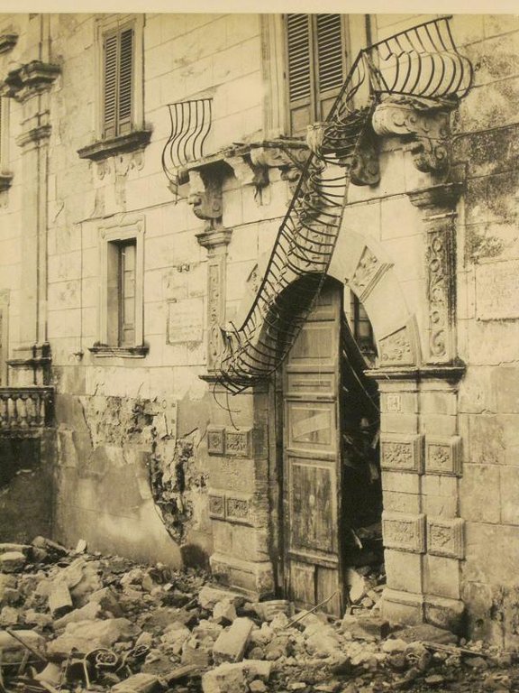 Terremoto in Sicilia (Belice gennaio '68).- La casa dove e' …