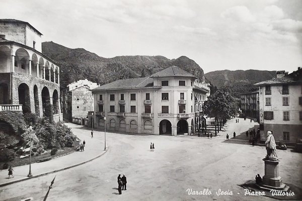 Cartolina - Varallo Sesia - Piazza Vittorio - 1950