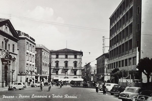 Cartolina - Pesaro - Piazza Lazzarini e Teatro Rossini - …