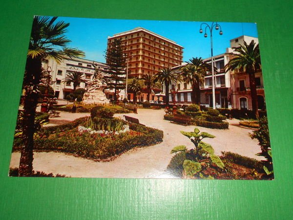 Cartolina Acireale - Piazza Garibaldi e Monumento ai Caduti 1974.