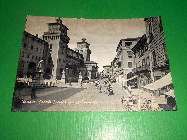 Cartolina Ferrara - Castello Estense e monumento al Savonarola 1958.