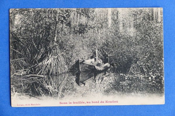 Cartolina Africa - Congo - Sous la feuillèe, au bord …