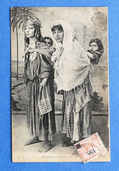 Cartolina Africa - Bedouines portant leur Enfants