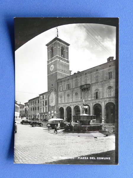 Cartolina Fabriano - Piazza del Comune - 1954 ca.