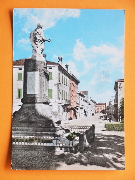 Cartolina Fabbrico - Monumento ai Caduti e Via Roma - …