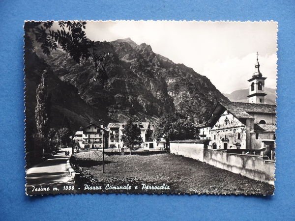 Cartolina Issime - Piazza Comunale e Parrocchia - 1954.