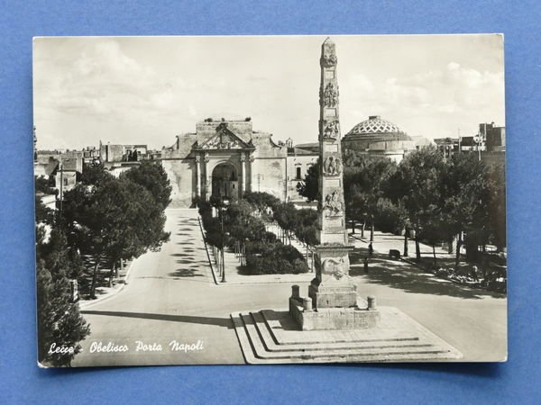 Cartolina Lecce - Obelisco Porta Napoli - 1953 | Immagine principale