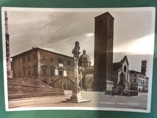 Cartolina Pietrasanta - Piazza Umberto I - 1960 ca.
