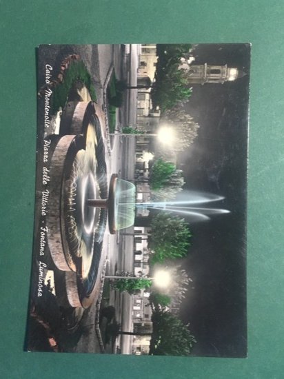 Cartolina Cairo Montenotte - Piazza delle Vittorie - Fontana Luminosa …