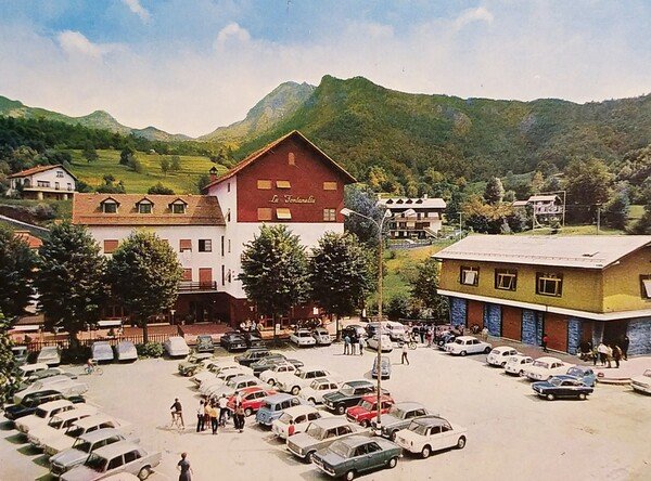 Cartolina - Fontanigorda - Piazza Roma con lo sfondo del …