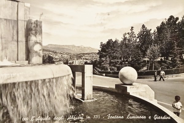 Cartolina - L'Aquila degli Abruzzi - Fontana luminosa e Giardini …