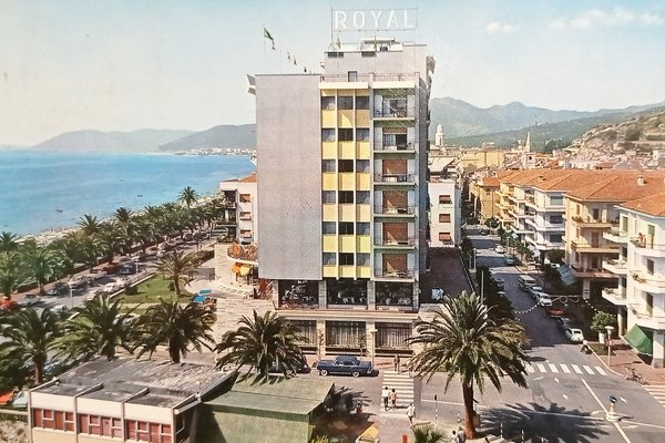 Cartolina - Pietra Ligure - Hotel Royal e Via Matteotti …