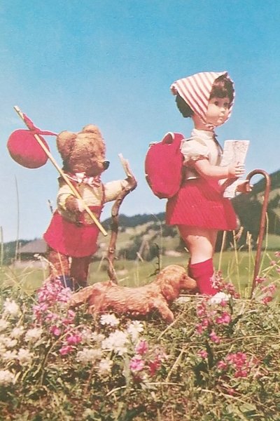 Cartolina - Giocattoli d'epoca - Bambola con Orso in Campagna …