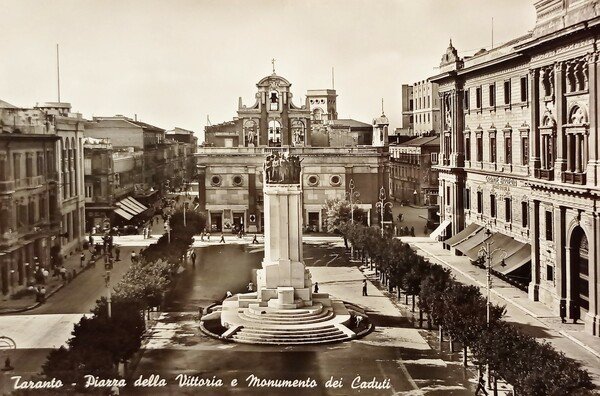 Cartolina - Taranto - Piazza della Vittoria e Monumento dei …
