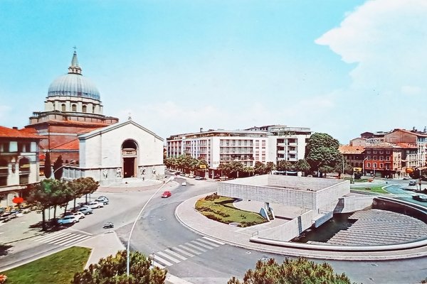 Cartolina - Udine - Piazzale XXVI Luglio con il Tempio …