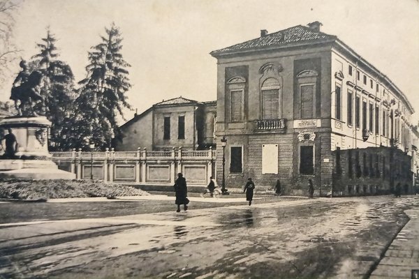 Cartolina - Asti - Monumento Umberto I e Casa Vittorio …