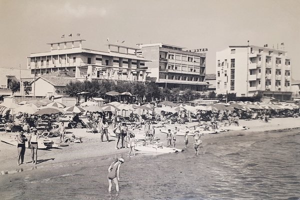 Cartolina - Igea Marina - Spiaggia e Alberghi visti dal …