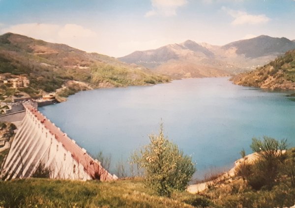 Cartolina - Lago del Brugneto - Alla sua destra il …