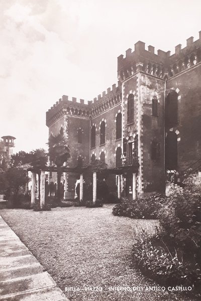 Cartolina - Biella Piazzo - Interno dell'antico castello - 1964