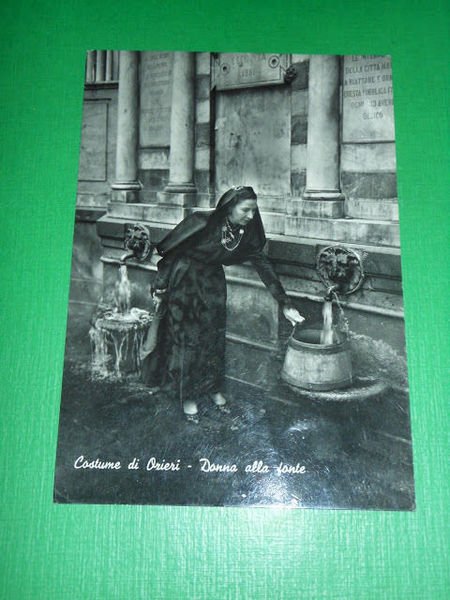 Cartolina Costume di Ozieri - Donna alla fonte 1956.