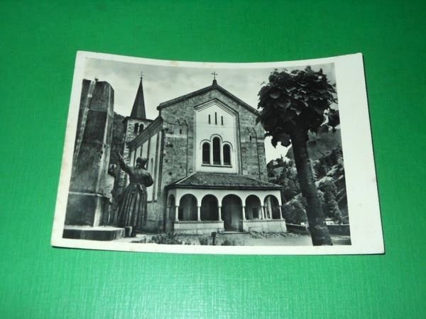 Cartolina Fobello - Chiesa Parrocchiale e Monumento ai Caduti 1958.