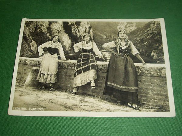 Cartolina Costumi d' Abruzzo 1942.