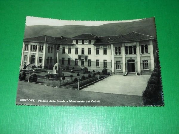 Cartolina Condove - Palazzo delle Scuole e Monumento dei Caduti …