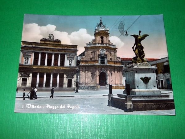 Cartolina Vittoria ( Ragusa ) - Piazza del Popolo 1960.