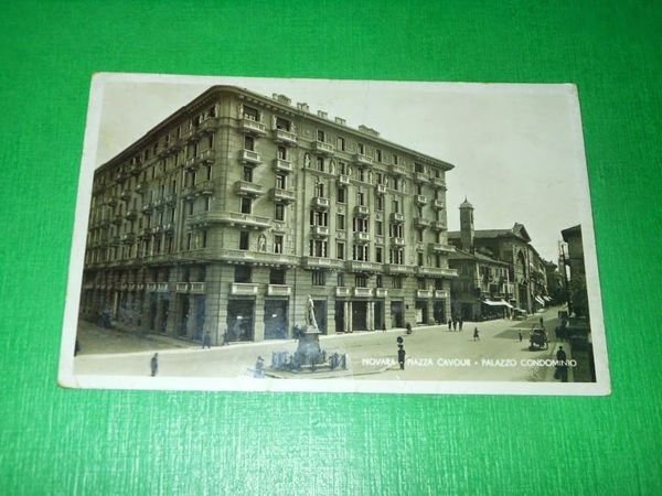 Cartolina Novara - Piazza Cavour - Palazzo Condominio 1934.