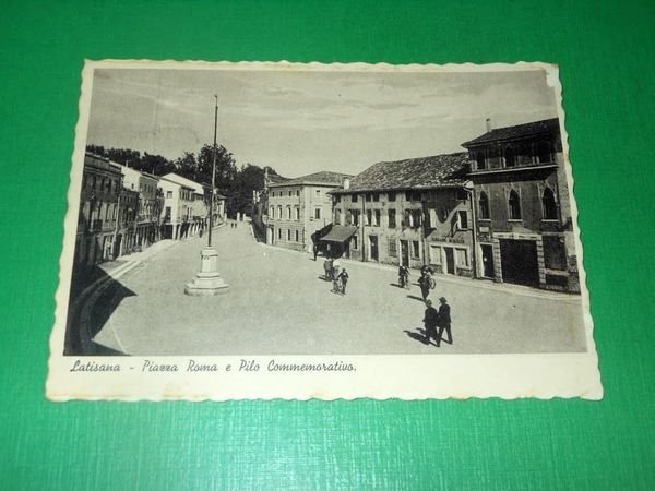 Cartolina Latisana - Piazza Roma e Pilo Commemorativo 1937.