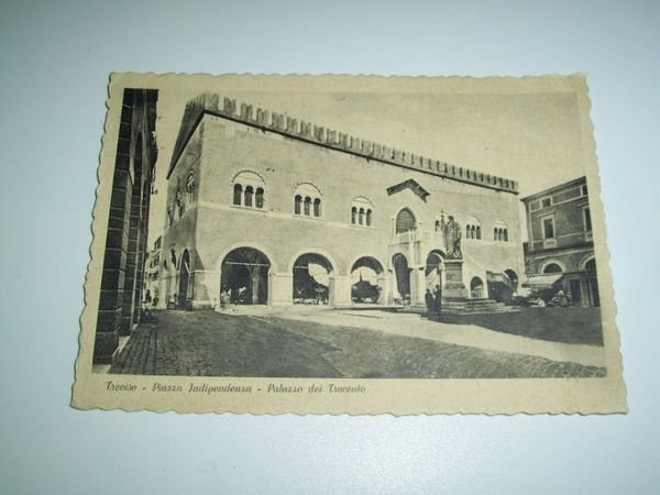 Cartolina Treviso - Piazza Indipendenza - Palazzo dei Trecento 1939.