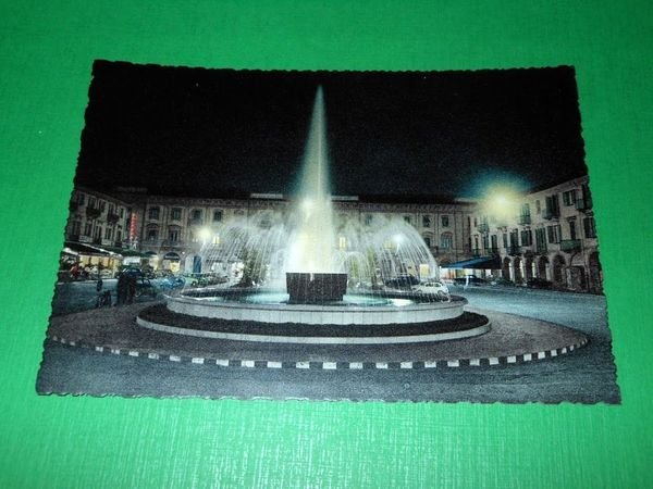 Cartolina Alba ( Cuneo ) - Piazza Savona di notte …